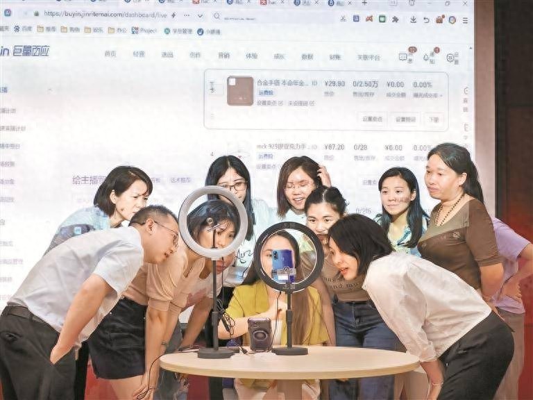 深工夜校罗湖区电商直播课程火爆！AI类课程人气爆棚，学员知识变现惊喜连连