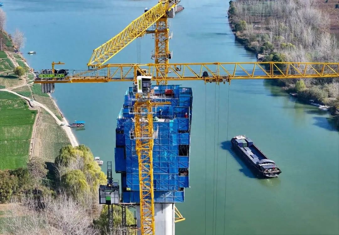 阜淮铁路颍河特大桥斜拉桥首个索塔封顶，2025年5月底合龙在即