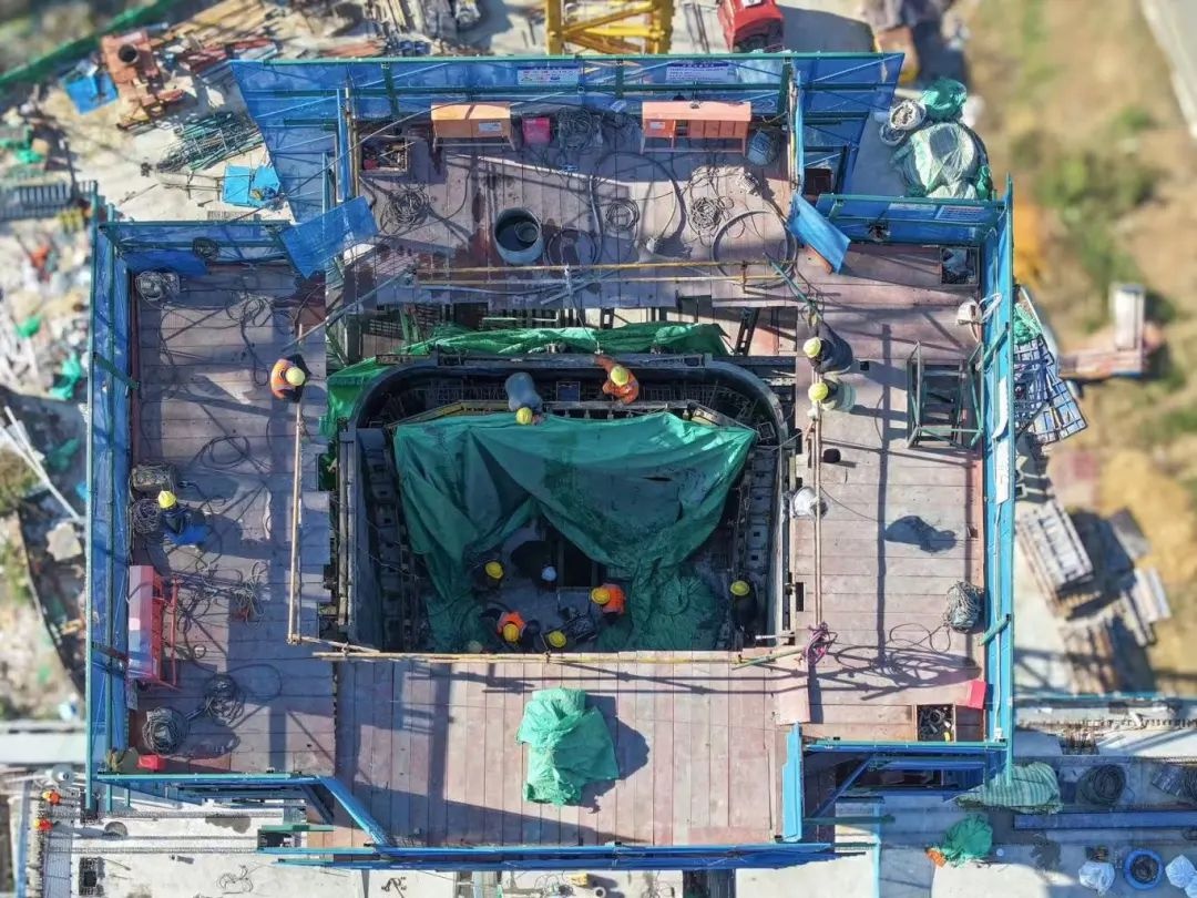 阜淮铁路颍河特大桥斜拉桥首个索塔封顶，2025年5月底合龙在即  第2张