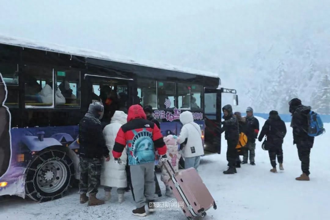 雪乡游客爆棚！10万人涌入冰雪童话，42辆大巴暖心护航