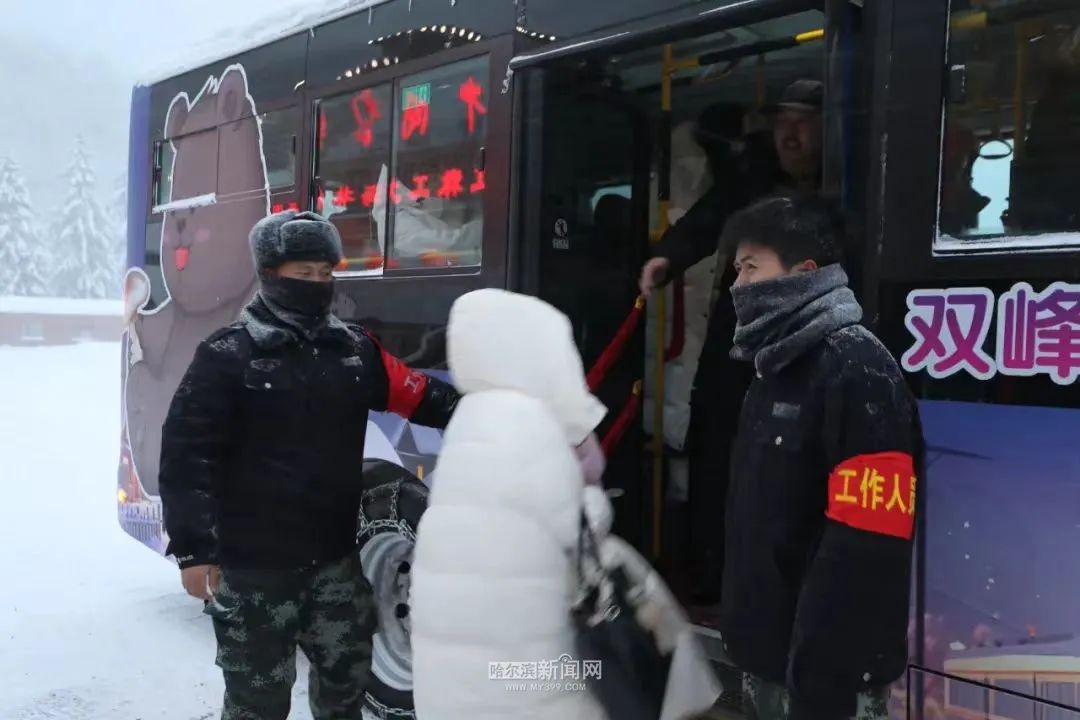 雪乡游客爆棚！10万人涌入冰雪童话，42辆大巴暖心护航  第2张