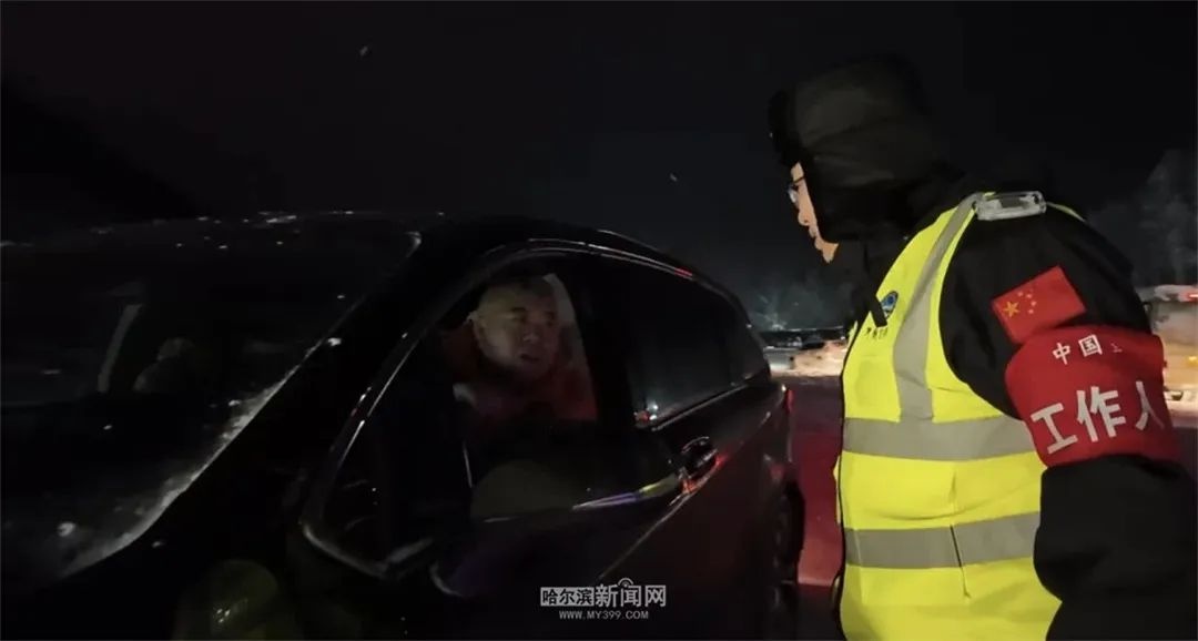 雪乡游客爆棚！10万人涌入冰雪童话，42辆大巴暖心护航  第3张
