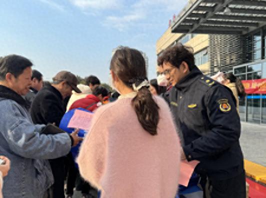 2024宪法宣传周：天台县执法队化身法律使者，市民惊叹宪法无处不在