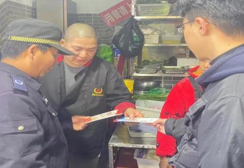 2024宪法宣传周：天台县执法队化身法律使者，市民惊叹宪法无处不在  第2张