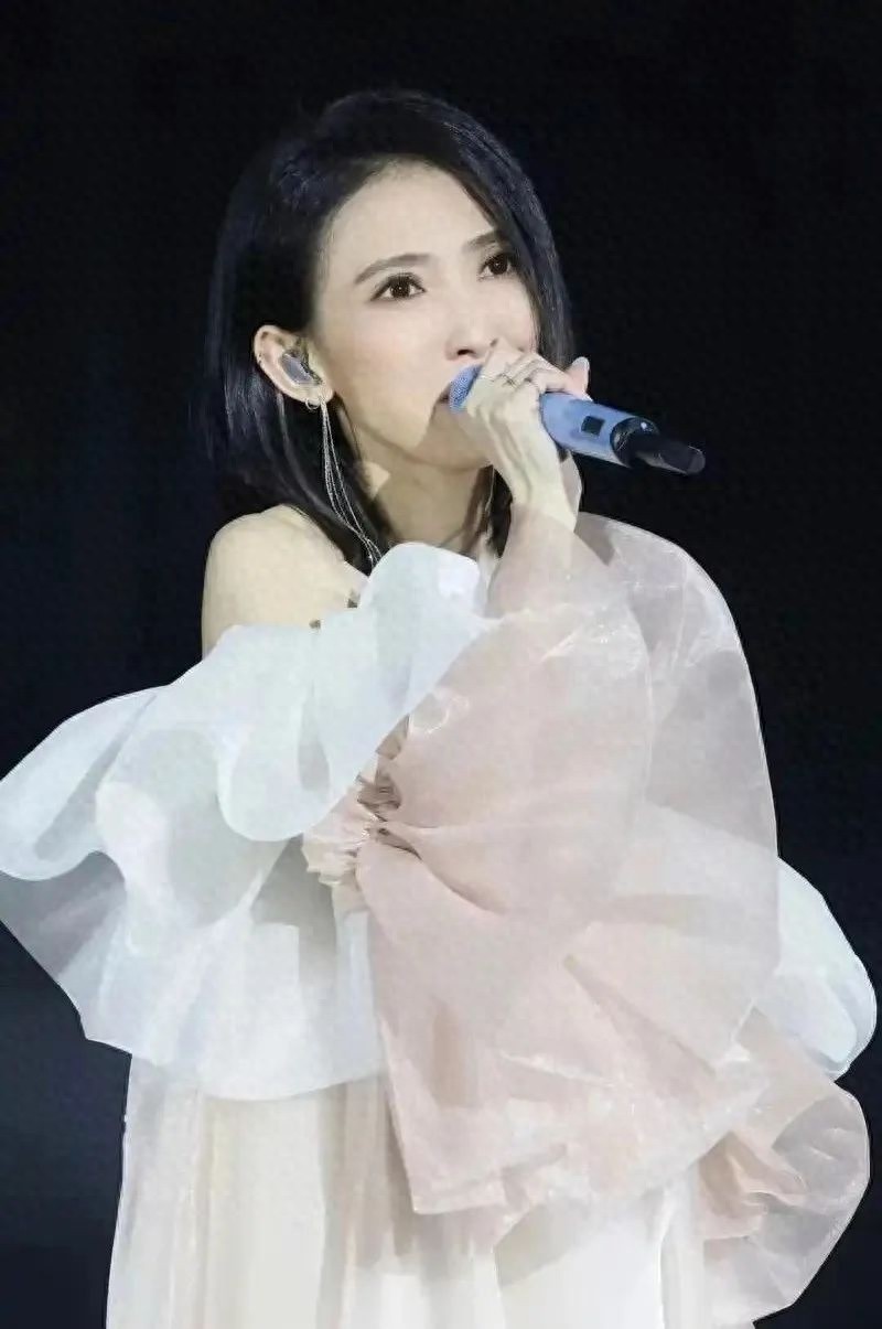 戴佩妮患耳石脱落症，头一动就晕，3年内发作3次，医生称此病为不治之症