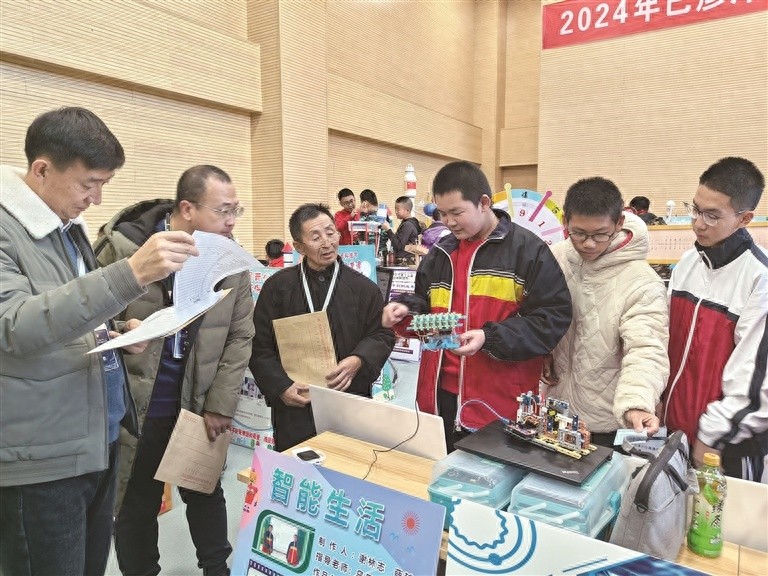 1200名青少年科技节大比拼，AGV无人驾驶小车、太空过山车惊艳全场