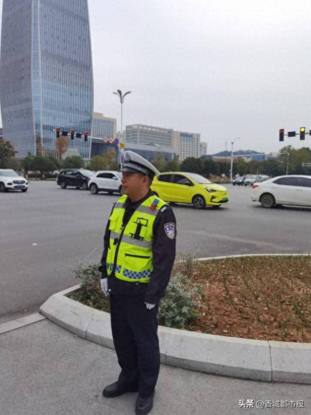 城市心跳的守护者：交警金伟斌如何用微笑和行动诠释文明交通