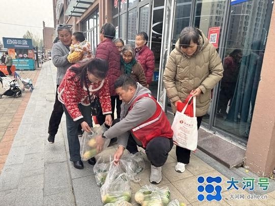 寒冬送暖，中牟县社区助农送萝卜活动温暖老人心  第1张