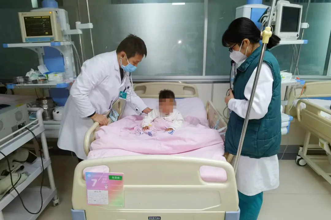 1岁4个月宝宝吃花生险窒息，母亲紧急呼救，医生提醒：气管异物不容忽视  第2张