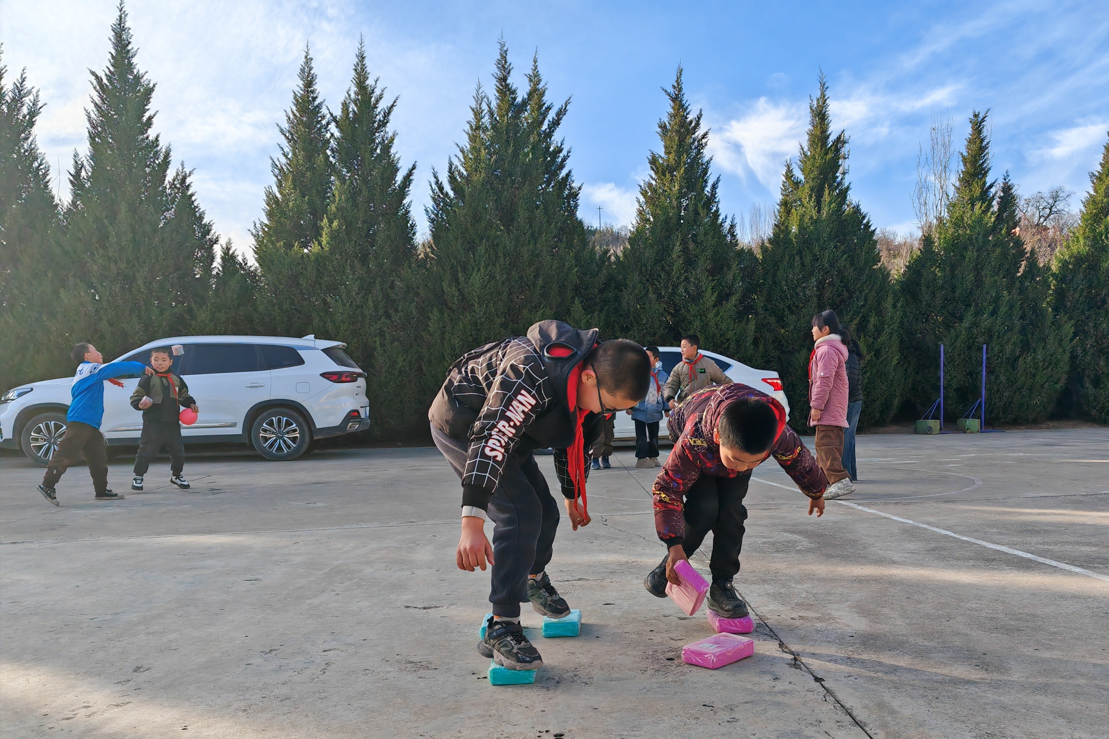 法治护航伴成长：凤凰小学普法宣传活动，寓教于乐，让孩子们在游戏中学习法律知识  第1张