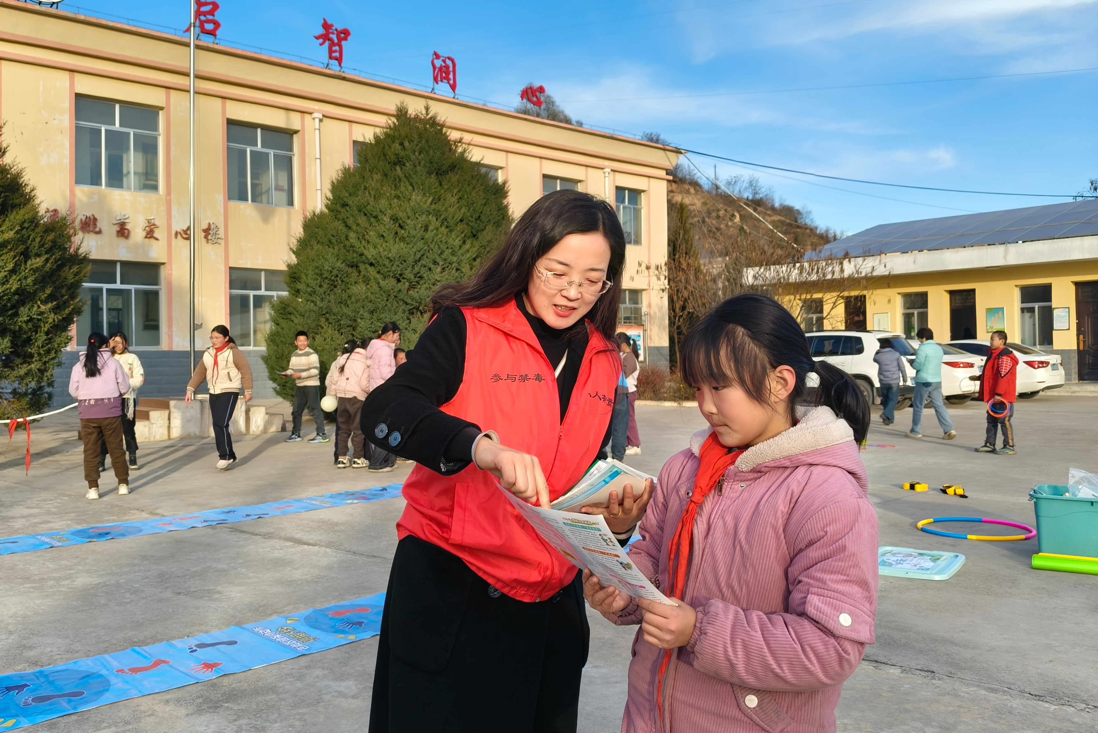法治护航伴成长：凤凰小学普法宣传活动，寓教于乐，让孩子们在游戏中学习法律知识  第2张