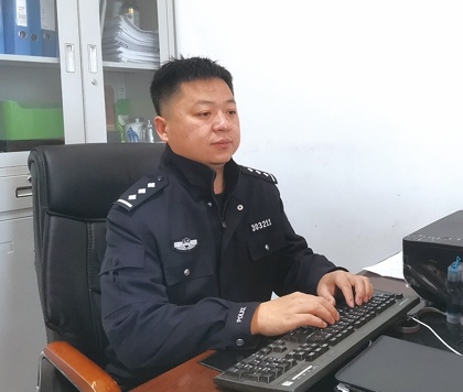 潮流发色成破案关键！窃贼自以为隐身，却因发色暴露行踪