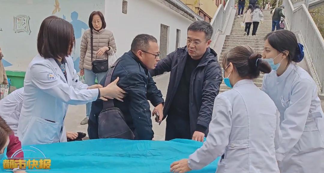 突发！西安南二环惊现男子晕倒，医生百米冲刺救援，生死瞬间揭秘  第3张