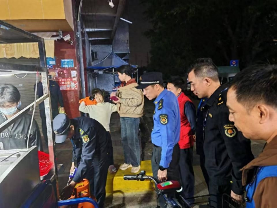 东莞中堂城管夜查燃气安全，15人出动检查56间场所，3处隐患现场整改  第1张