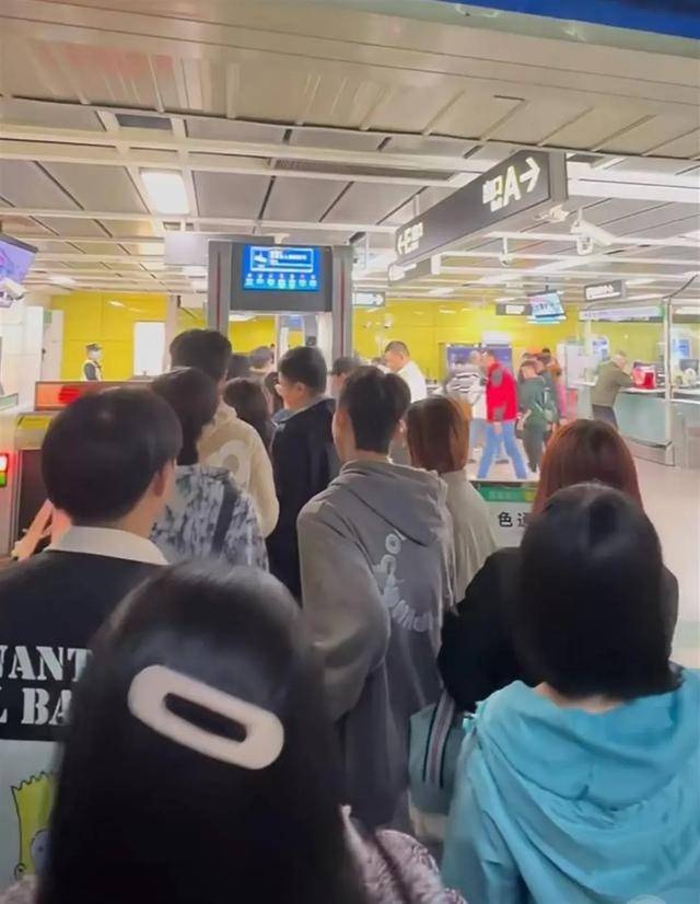 广州地铁安检升级，人过门物过机，市民出行受影响，排队时间大增，你准备好了吗？  第5张