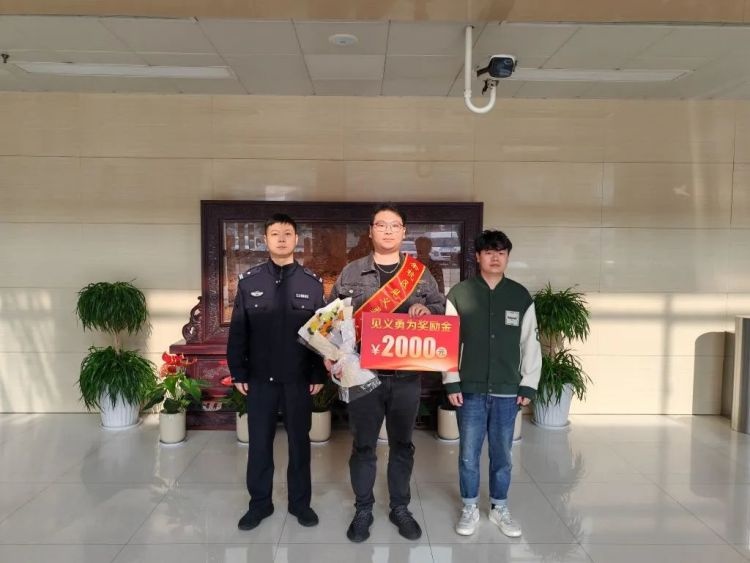 网约车司机智勇双全，协助警方破获电信诈骗案，见义勇为获表彰  第2张