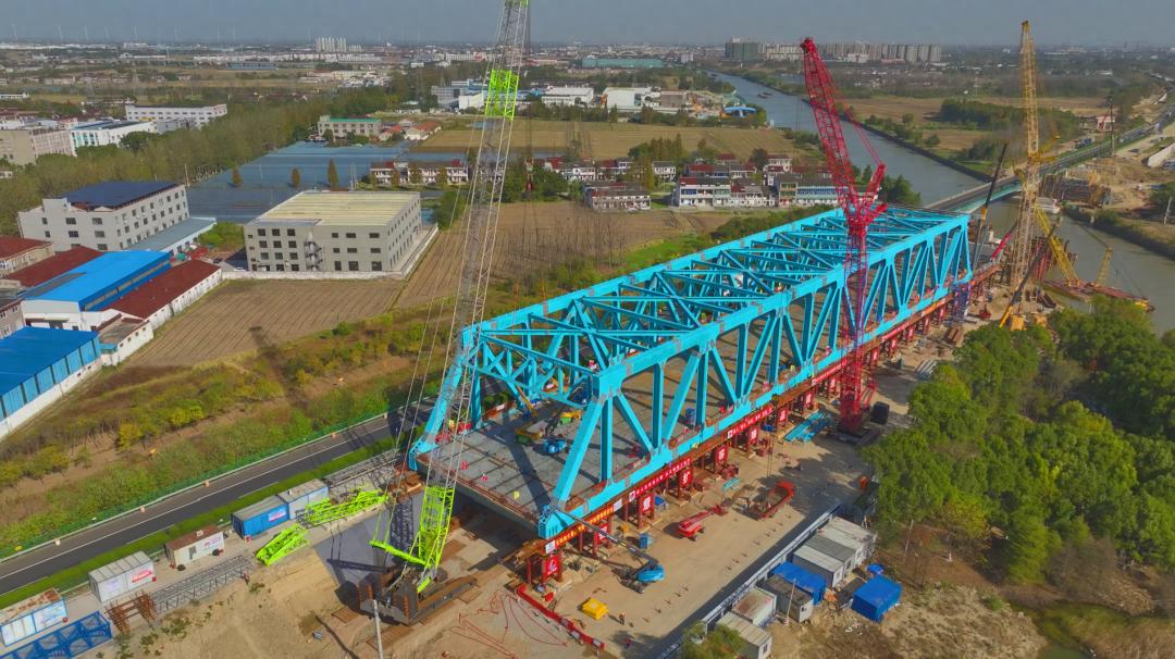 无锡高速公路建设新突破！国内最大跨径钢桁架桥拼装完成，施工难度空前挑战  第1张