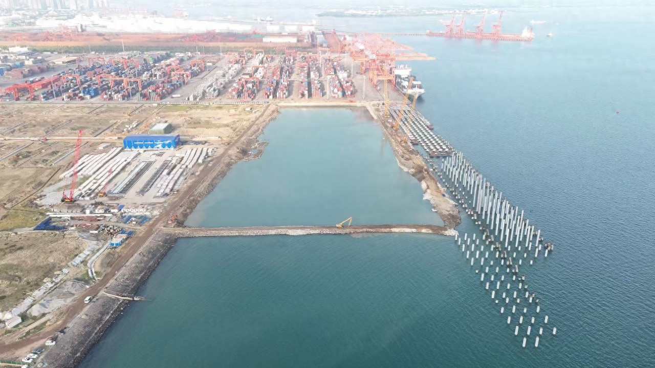 湛江港扩建工程首件横梁顺利浇筑，5万吨级泊位即将崛起，西南出海口功能再升级  第1张