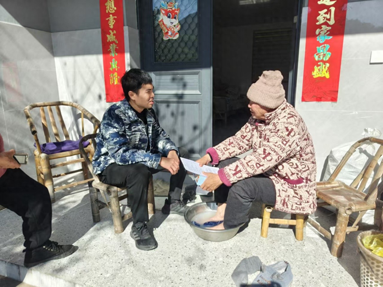大爷，这张纸巾藏着平安密码，不看后悔！网格员小李揭秘防骗秘籍  第1张