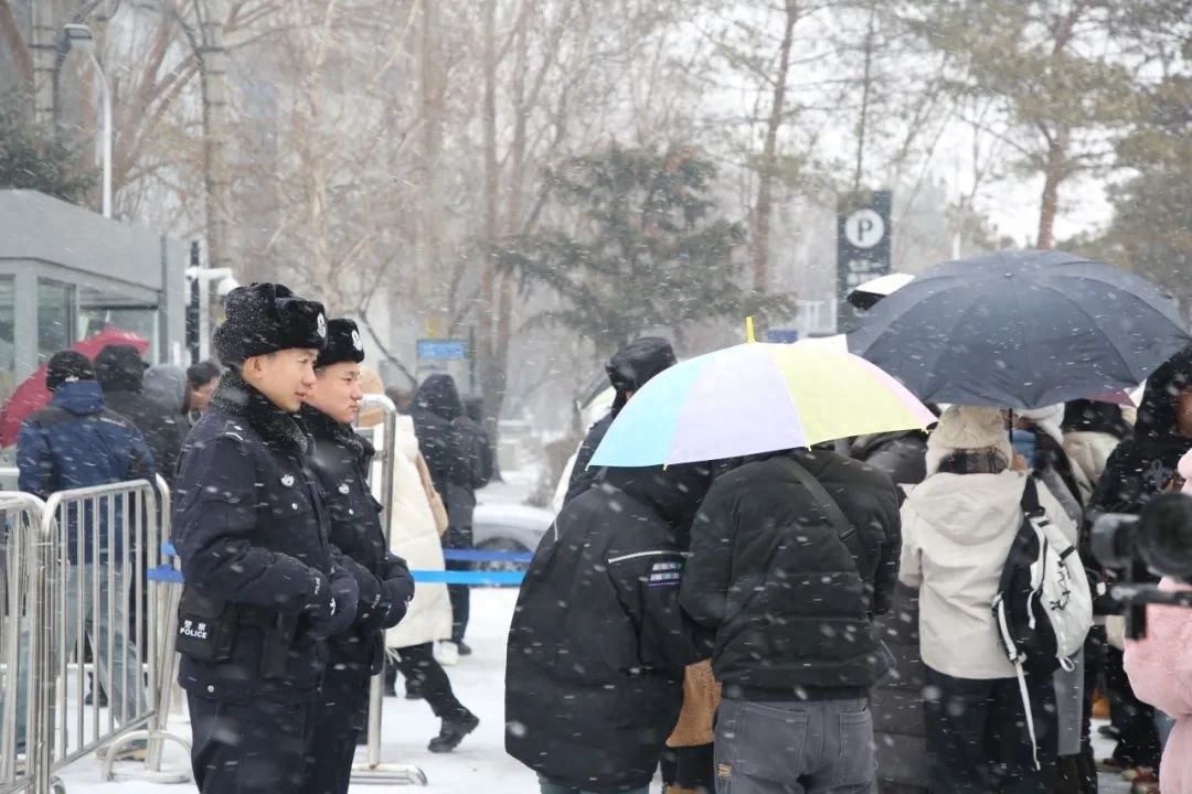 别回头，向前走！哈尔滨警灯闪烁，守护2万游客安全，温暖冬季旅游