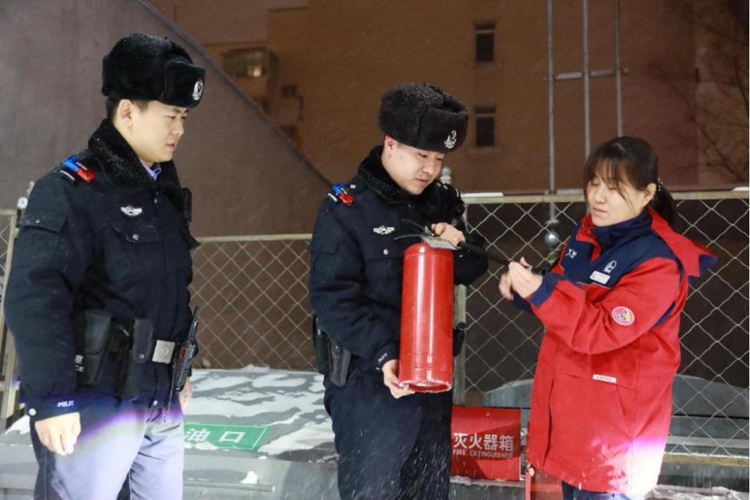 别回头，向前走！哈尔滨警灯闪烁，守护2万游客安全，温暖冬季旅游  第2张