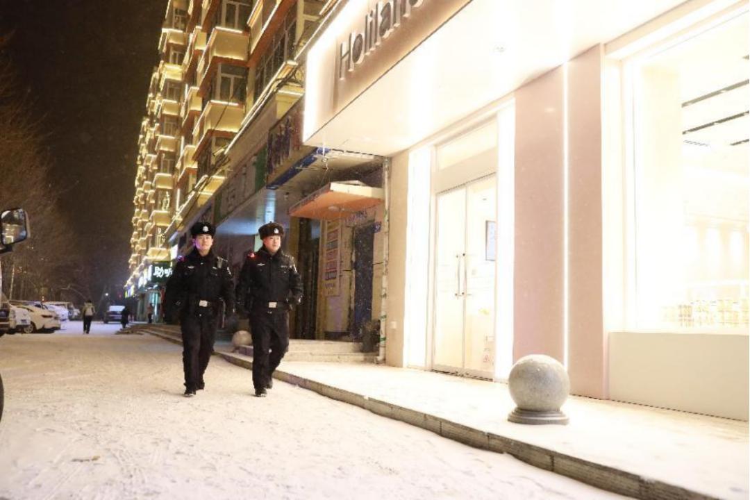 别回头，向前走！哈尔滨警灯闪烁，守护2万游客安全，温暖冬季旅游  第3张