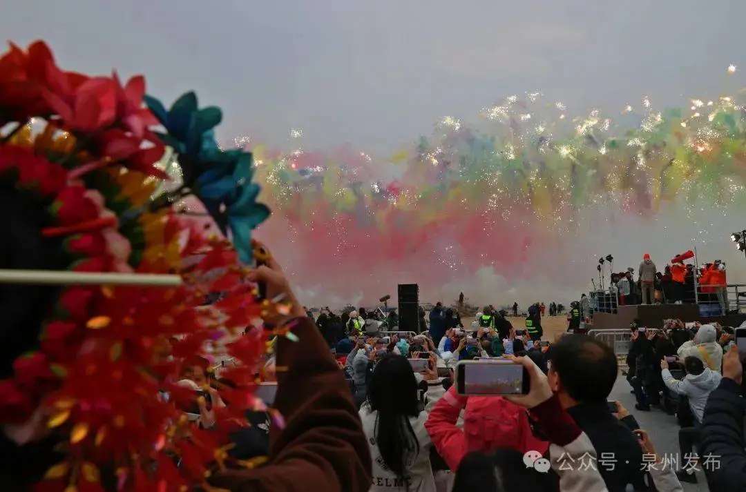 惊险一刻！蔡国强红帆无人机烟花表演突发意外，数百架无人机坠落，原因竟是  第2张