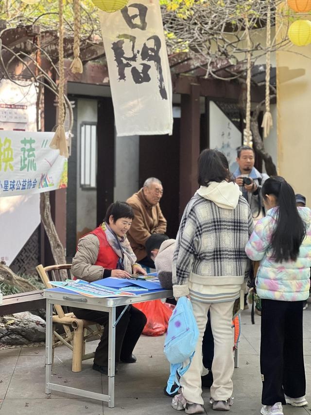 以书换蔬：每周六的公益奇遇，让爱与知识在社区中传递  第2张