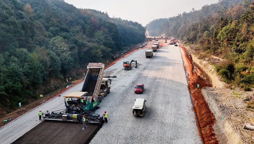 白庭路建设迈入新阶段，200米路基首层水稳摊铺，全线工程加速推进  第2张