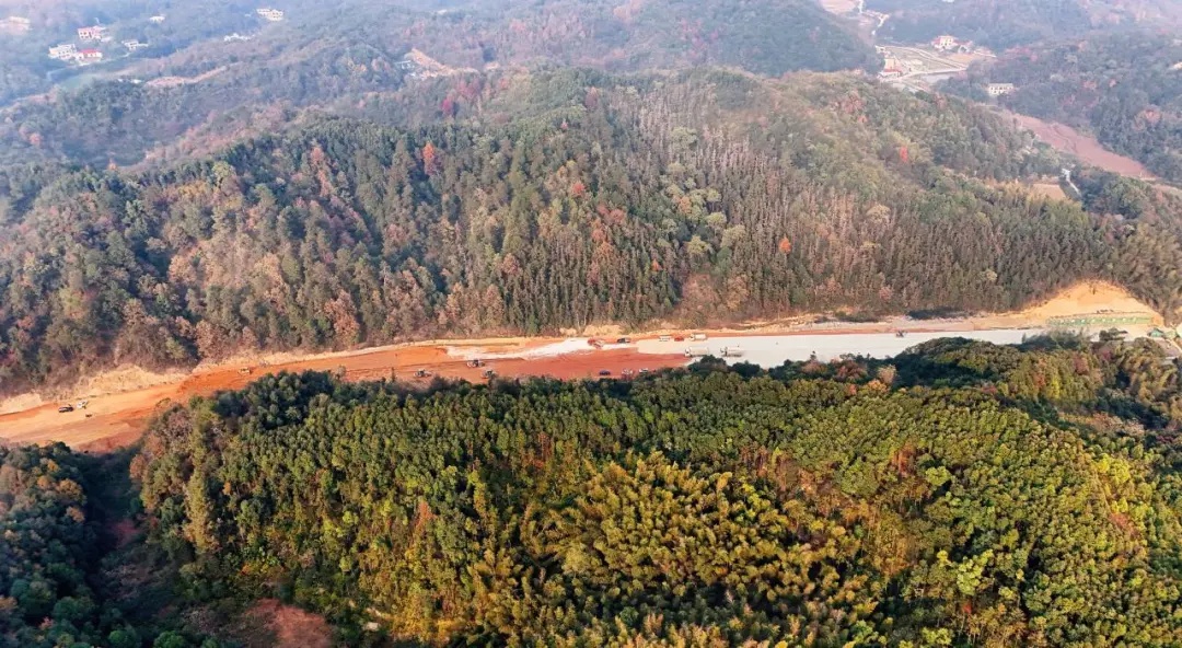 白庭路建设迈入新阶段，200米路基首层水稳摊铺，全线工程加速推进  第3张