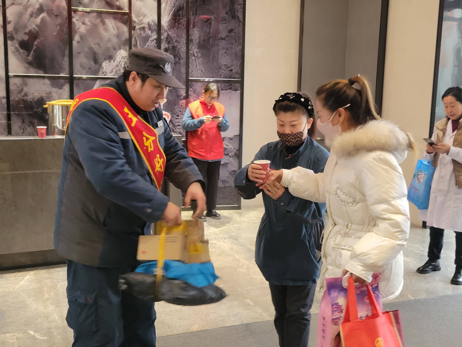 寒冬里的温暖守护：哈市物企暖心举措让业主感受家的温度  第2张