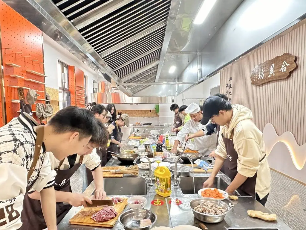 江苏科大共享厨房爆满！每周五学生亲手烹饪家乡菜，释放压力与情感共鸣