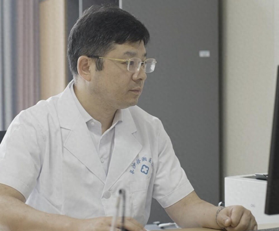 28岁帕金森患者脑内埋电极，手术后奇迹般恢复正常，医生揭秘DBS技术
