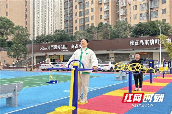 10年老小区变身健身乐园，彩色沥青铺就居民幸福生活  第1张