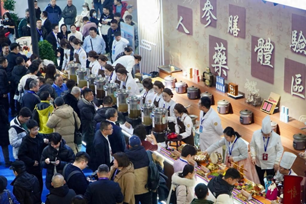 长春健博会火爆现场：人参锅包肉、黄芪咖啡引爆中医药创意热潮，观众热情高涨  第1张