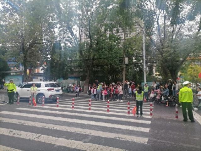 家校警三方合力，70岁爷爷挥手守护学生安全，温暖力量悄然汇聚  第1张