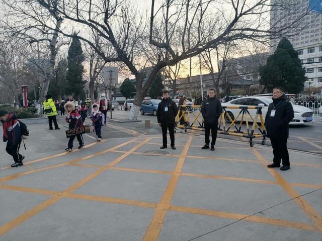 家校警三方合力，70岁爷爷挥手守护学生安全，温暖力量悄然汇聚  第2张