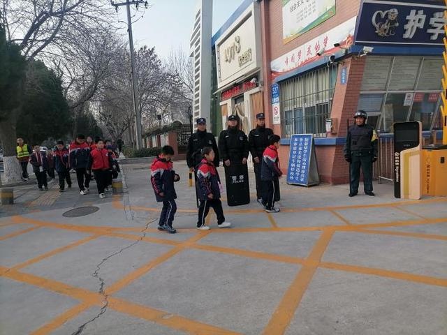 家校警三方合力，70岁爷爷挥手守护学生安全，温暖力量悄然汇聚  第3张