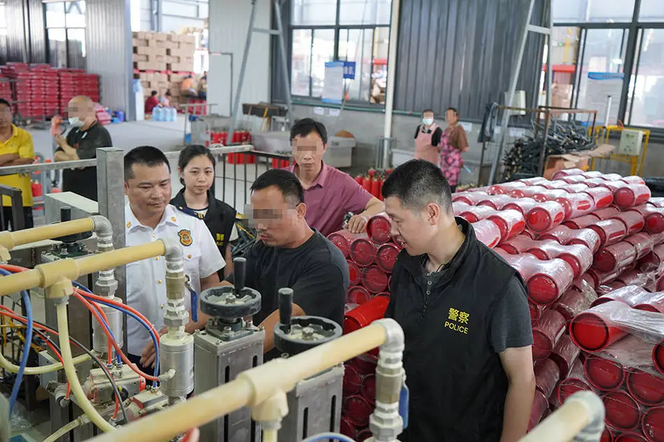 揭秘上海警方破获伪劣灭火器大案：2000余件伪劣品被查，涉案金额超10万  第2张