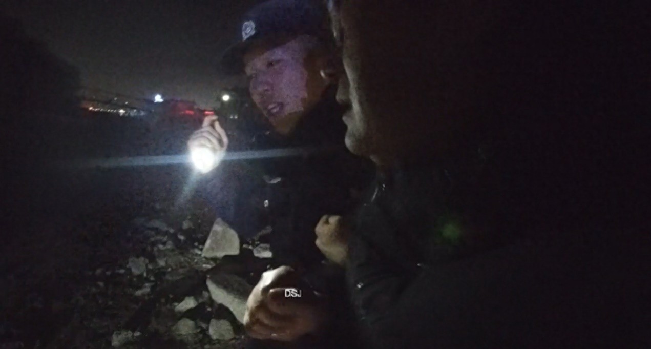 12月寒夜，民警跃入冰冷江水，生死瞬间救回轻生男子，感动全城