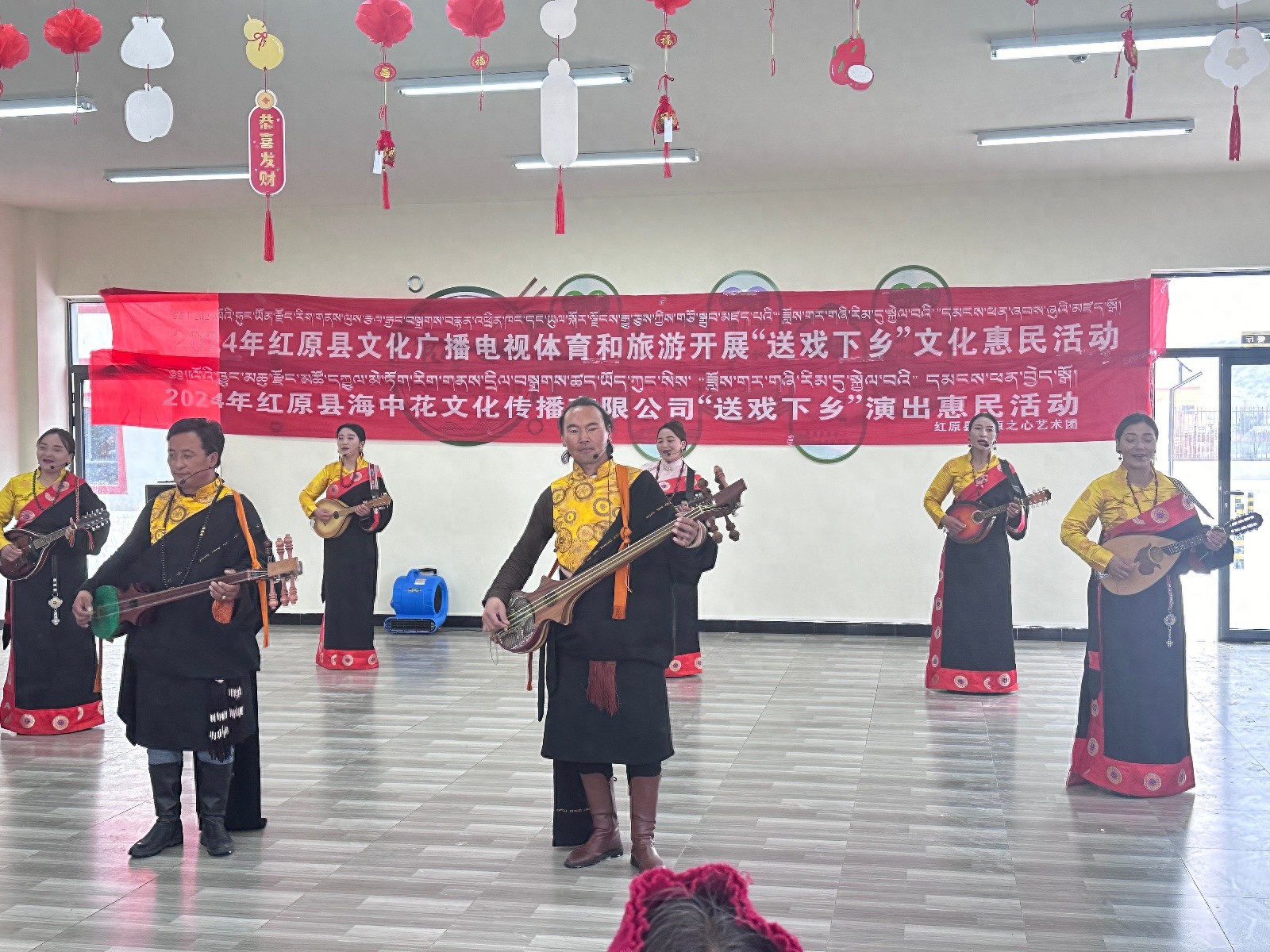 红原县福利服务中心送戏进院，老人们如痴如醉，掌声不断  第1张