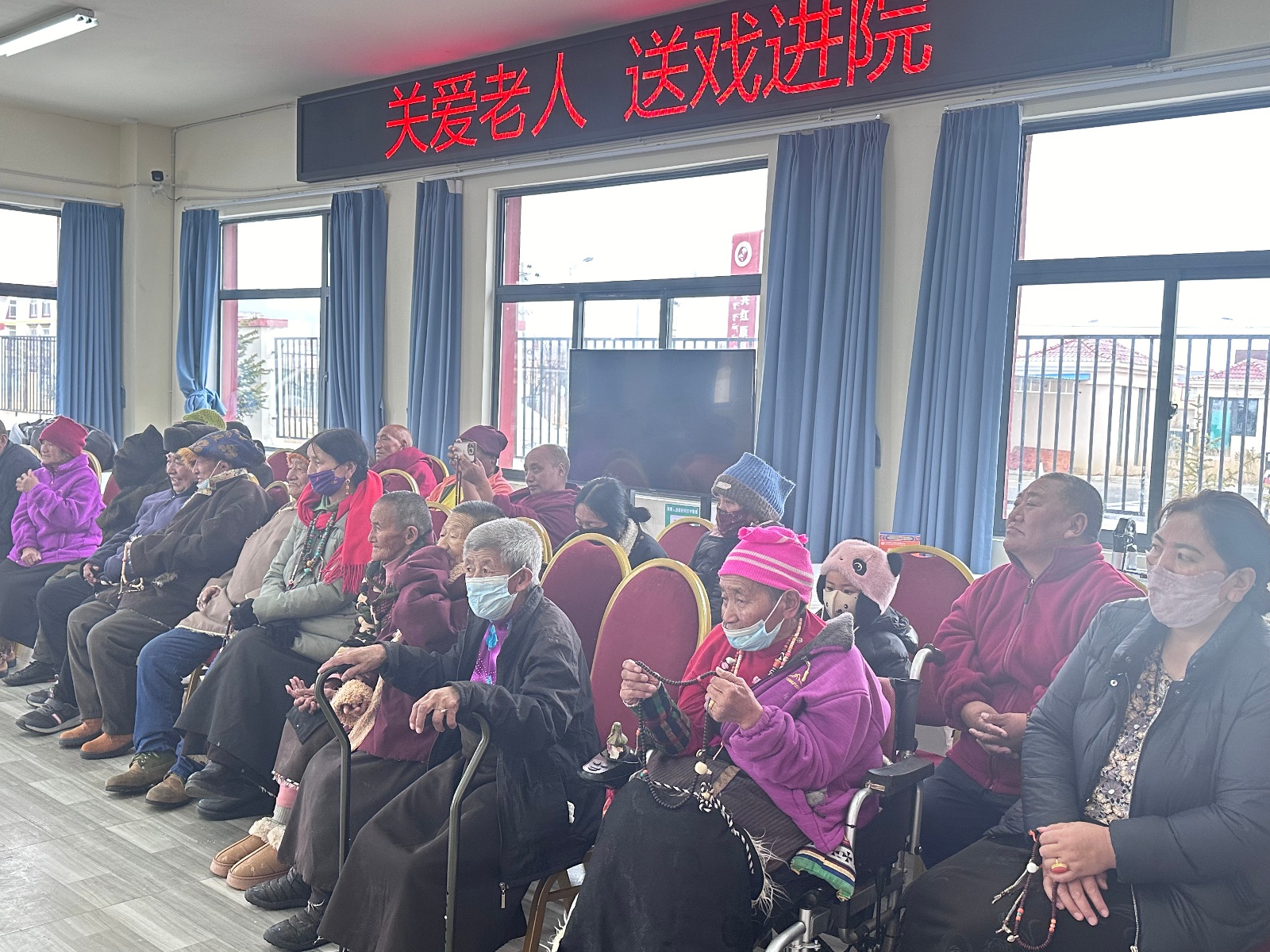 红原县福利服务中心送戏进院，老人们如痴如醉，掌声不断  第2张