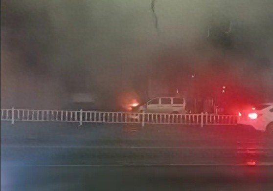 惊险！环卫司机刘嘉圣生死时速，10秒内冲向火海救人，结局让人泪目  第1张