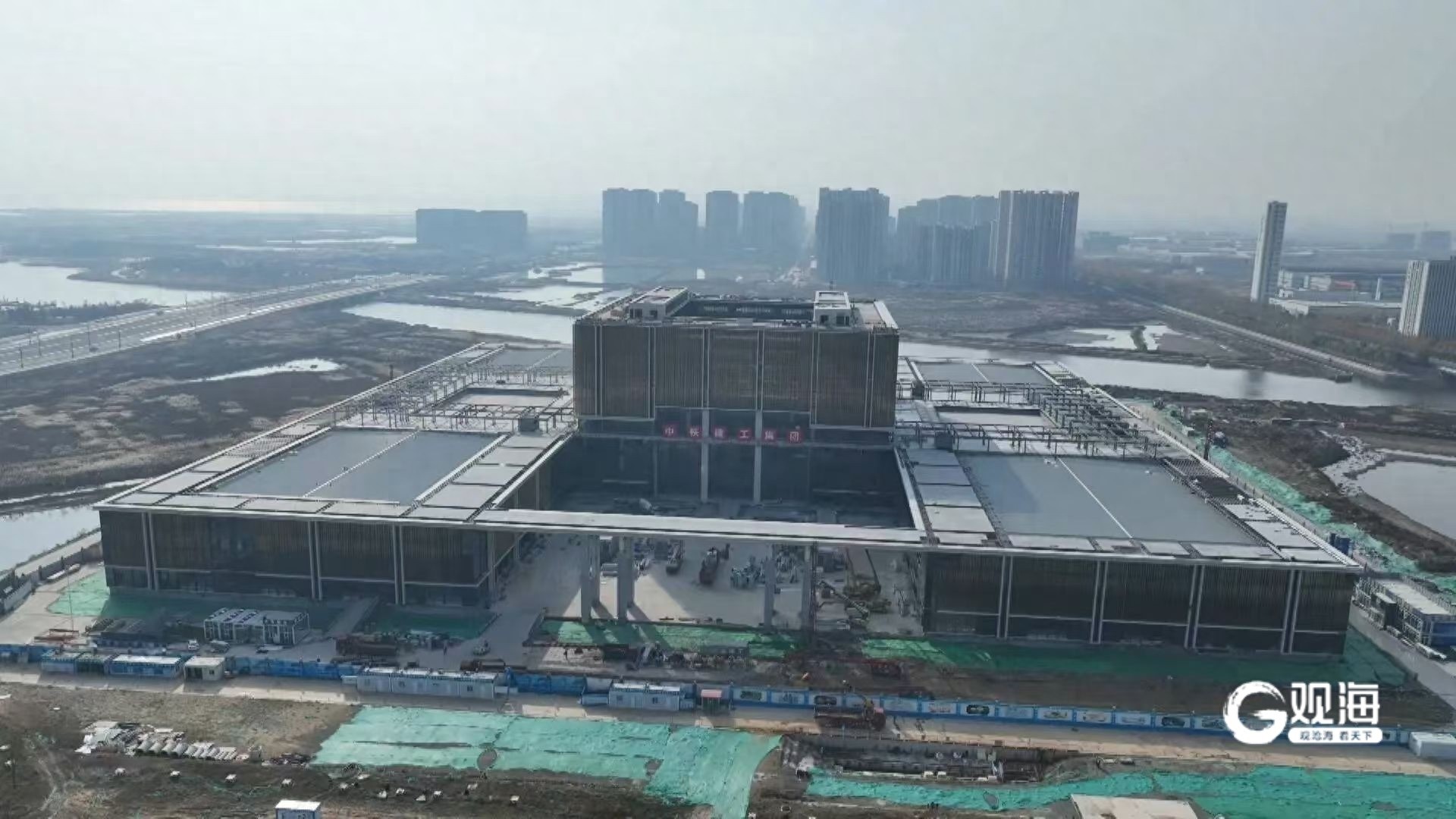 上合大厦惊艳亮相：双层金属管装饰，阳光下熠熠生辉，上合之合概念完美呈现  第1张