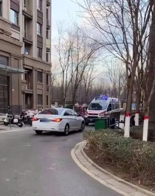 救护车遇阻事件：私家车霸道行为引发热议，法律严惩能否终结乱象？  第1张