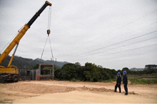 110千伏线路安全大考验：箱涵吊装作业现场的生死时速  第1张