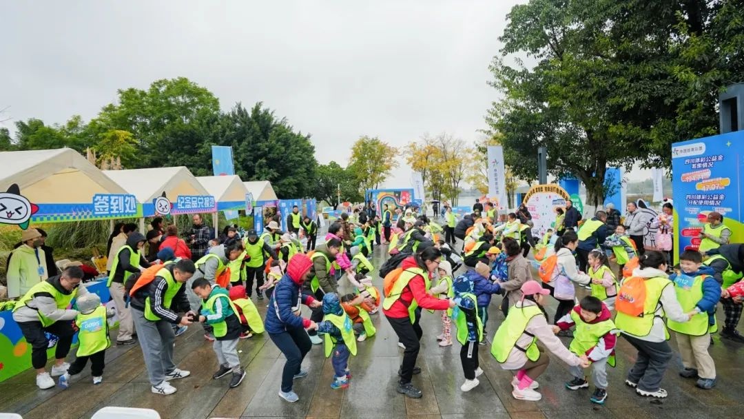 绵绵细雨挡不住热情！120余组家庭在锦城湖公园共享亲子逐梦跑的欢乐时光  第5张