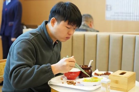江西首家高铁热链主题餐厅开业，现炒现做，赣鄱特色美食等你来尝  第3张