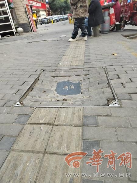 西安永松路井盖下沉严重，市民出行安全隐患大，相关部门紧急维修刻不容缓  第2张