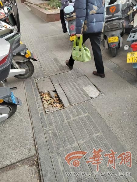 西安永松路井盖下沉严重，市民出行安全隐患大，相关部门紧急维修刻不容缓  第3张